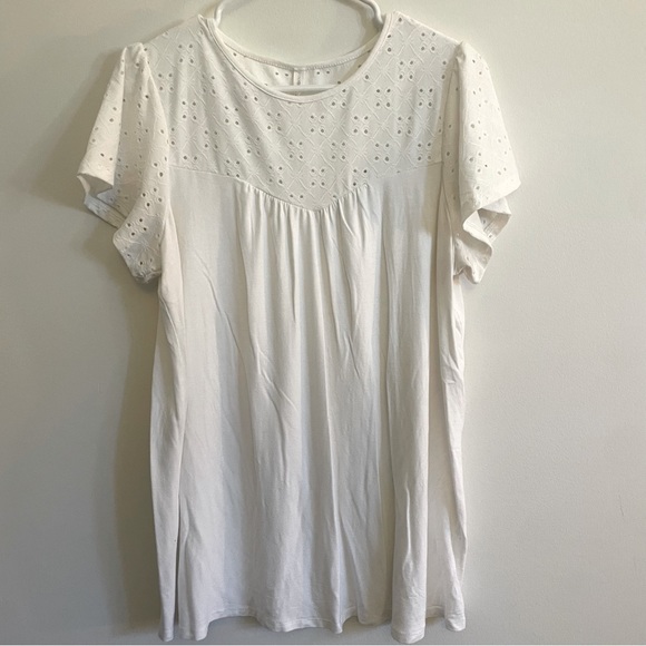 PinkBlush White Eyelet Short Flutter Sleeve Maternity Top - Size XL - Picture 2 of 6